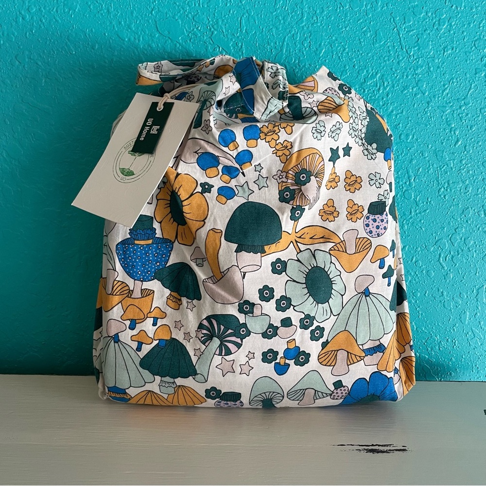 NWT UO URBAN OUTFITTERS MUSHROOM  FLOWER TWIN XL SHEET SET